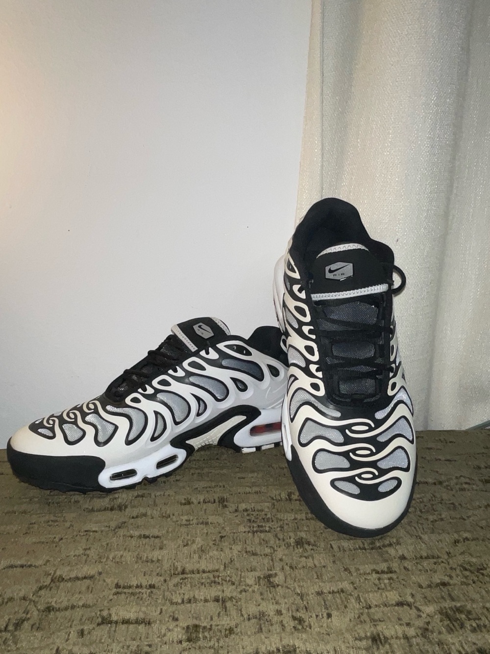 Nike Men's Black and White Swirl-Patterned Air Cushion Sneakers